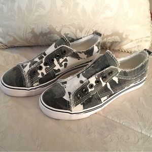 Outwoods NEW!!! Distressed Camo Slip on Sneaker